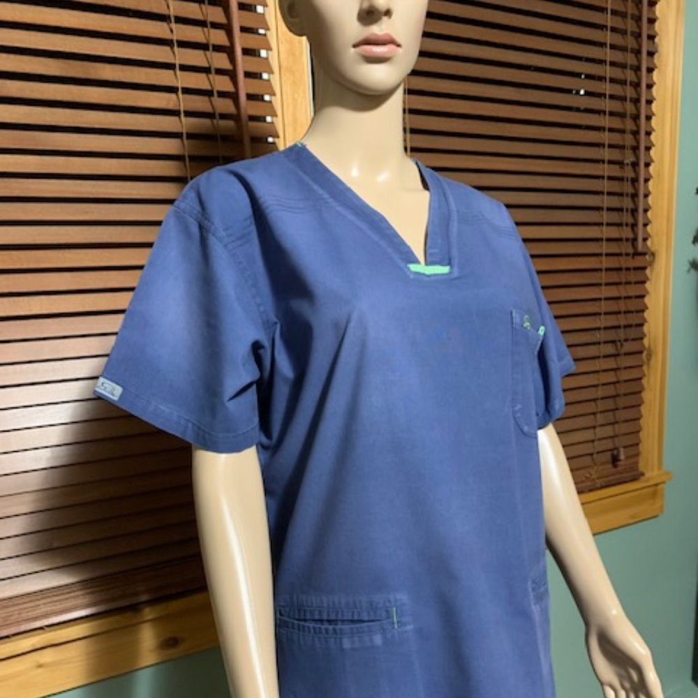 PRE-OWNED IGUANA TOP SCRUB BLUE SIZE LARGE IN GOOD CONDITION